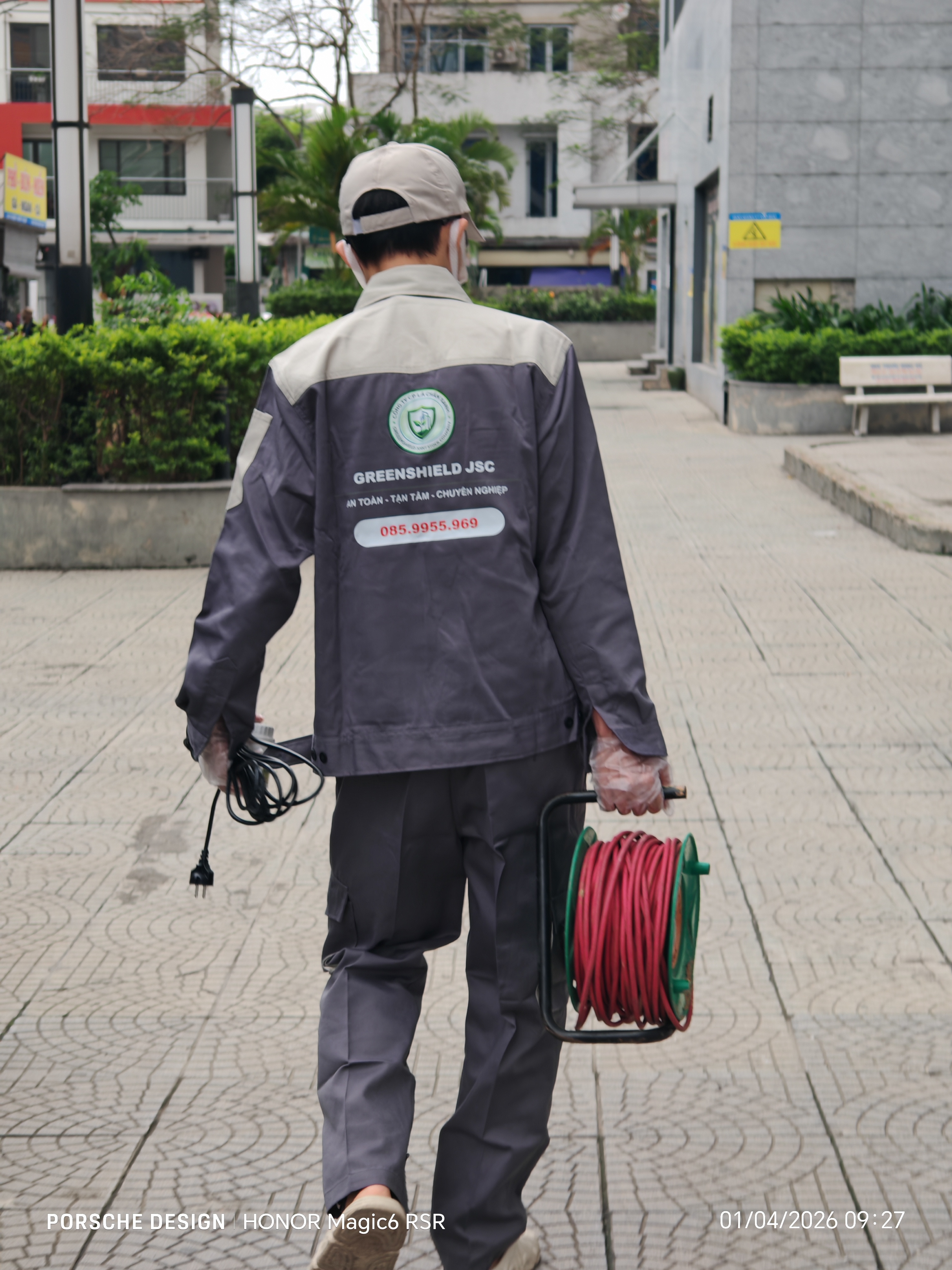 Kỹ thuật viên GreenShield đang làm việc tại CT1-A10 Nam Trung Yên